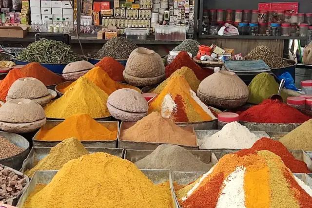 Escalones azules con macetas en una callecita de Chefchaouen